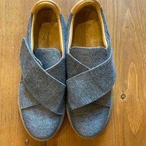 Pairs in Paris chambray Velcro sneaker